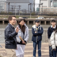 John Kanbayashi, Assistant Professor of History and Sociology of Science (left), on the east bank of the Schuylkill River with students in his River History class, including Nika Sadeghi, C’26 (far right).